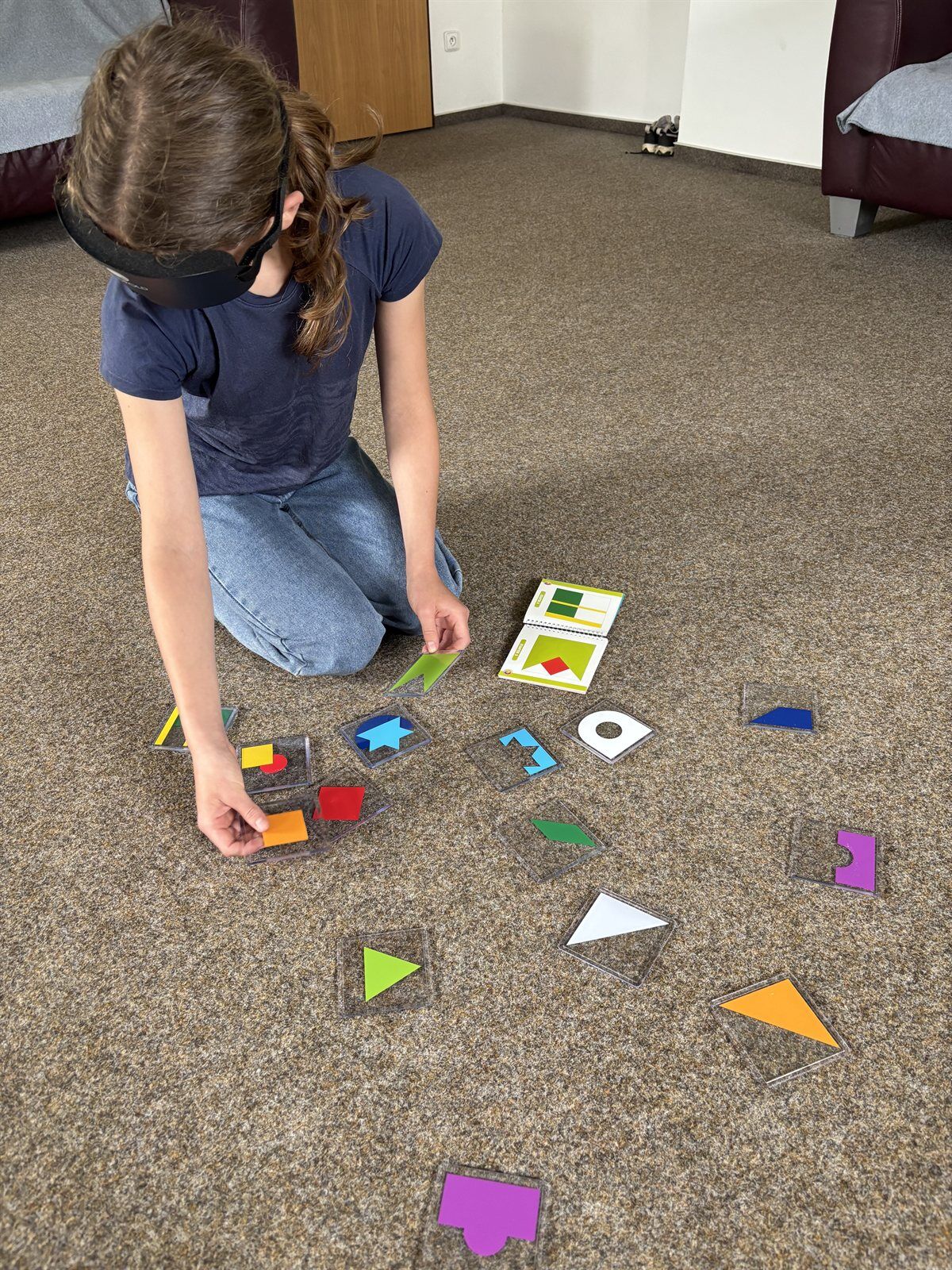 Dítě pracující s geometrickými tvary během EOV